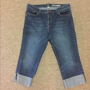 Low rise slim crop capris